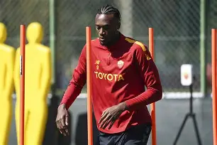 九游娱乐入口-德甲倒计时,圣安东尼奥马刺今晚队长鼓劲,细节引发关注,震撼外界,团队化学反应显著(圣安东尼奥当地报道马刺队的报纸)